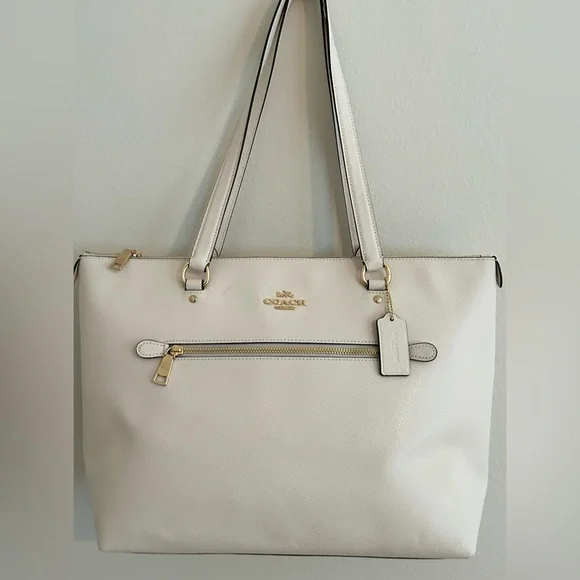 NWOT Coach Tote Pebbled Cream Leather Gold Hrdware Wonderful Mother’s Day Gift